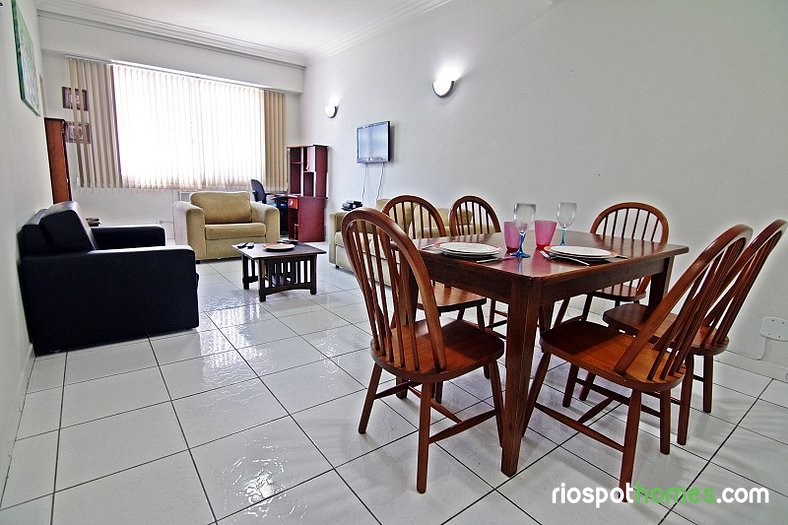 Comfortable two-bedroom apartment with sea view in Copacaban
