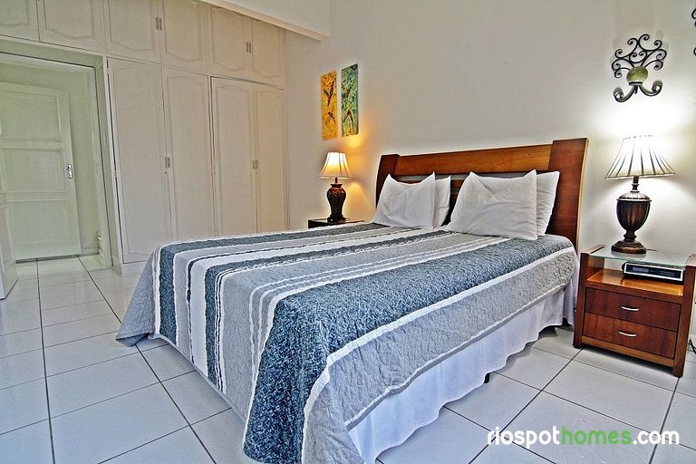 Comfortable two-bedroom apartment with sea view in Copacaban
